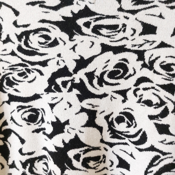 Tahari Black & White Rose Design Thick Viscose Knit Open Front Longline Sweater - Picture 7 of 11